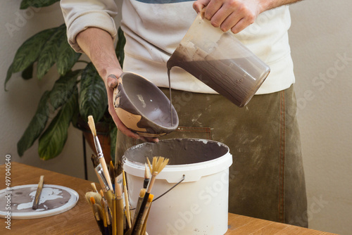Obraz na plátne Potter Glazes Bowls in Workshop