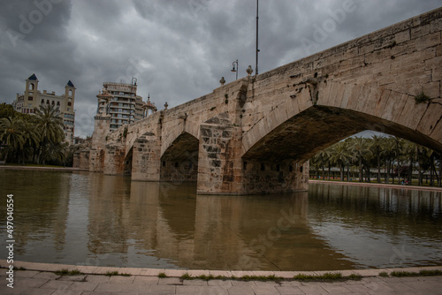 Puente sobre el rio turia en la ciudad de Valencia, España
