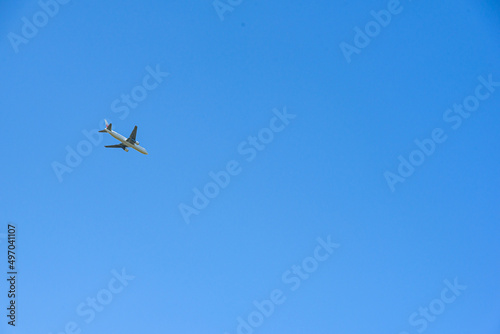 青空を飛ぶ飛行機のイメージ