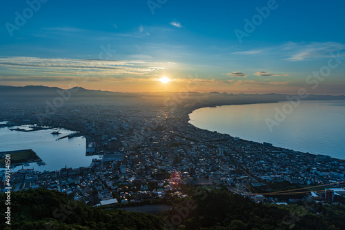 函館山山頂から望む 夜明けの函館市街地  北海道函館市の観光イメージ © tkyszk