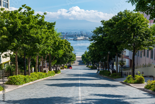 海を見下ろす八幡坂からの風景 北海道函館市の観光イメージ