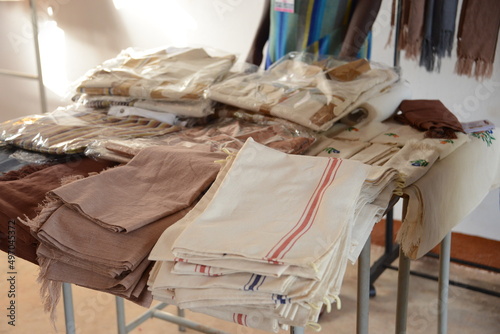 Des bandes cotonnades exposées au salon du textile au Burkina faso.