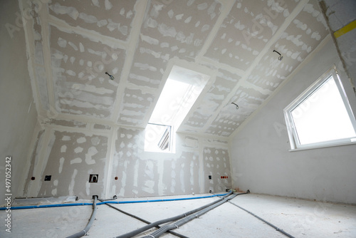Foto Attic finishing construction site in the phase drywall spackling and plastering