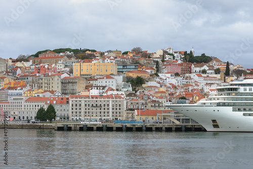 Kreuzfahrtschiff im Hafen von Lissabon, Portugal © ThomBal