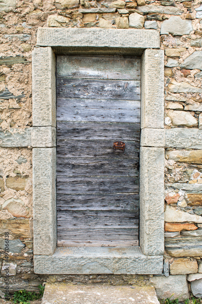 Portale rustico di pietra con vecchia porta di legno Portale rustico di pietra con vecchia porta di legno