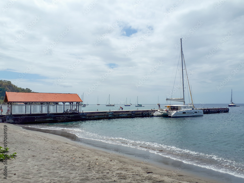Plage avec vue en Martinique avec ponton