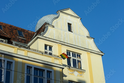 Tęczowa flaga na budynku © Zuzanna