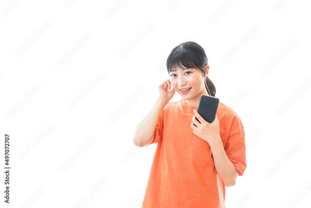 Fototapeta premium スマホで音楽を聴く若い女性