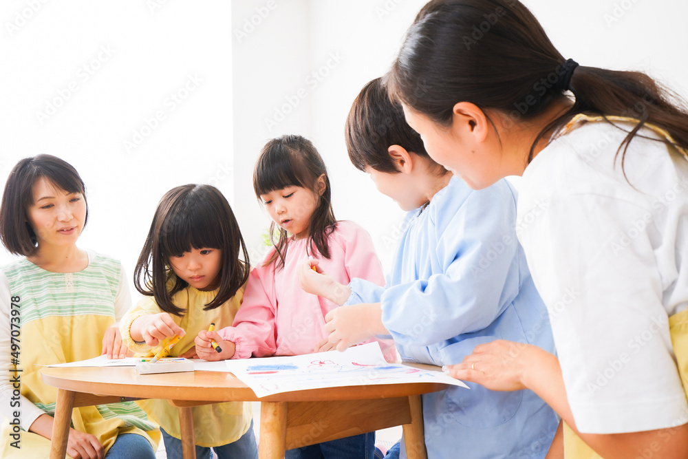 保育園でお絵かきをする子どもたち 保育園でお絵かきをする子どもたち