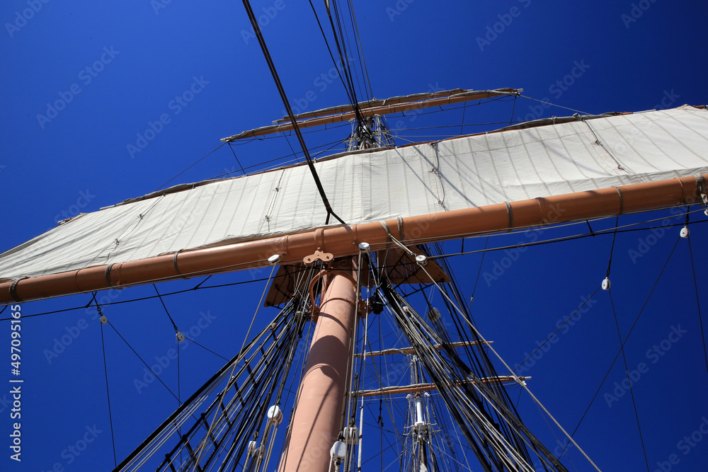 Obraz premium Blue sky sailing boat mast