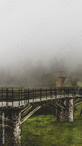 Puente de la laguna de Busa en Ecuador