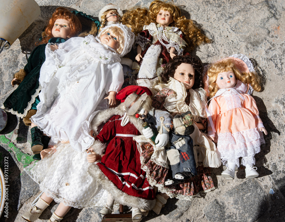 Muñecas de Porcelana variada en un puesto del rastro de Madrid