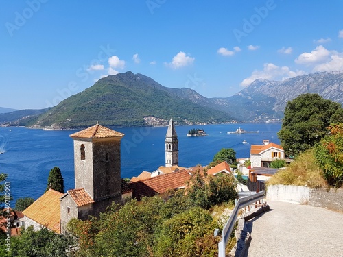 Perast  les   lots de Notre-Dame des r  cifs et Monast  re Saint-Georges  Mont  n  gro