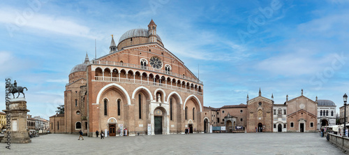 Fotografia Extra wide view of the beautiful Basilica of S. Antonio in Padua