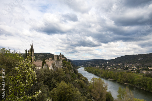 Vue par temps nuageux sur le village médiéval d'Aiguèze, au bord de l'Ardèche (Occitanie, France)