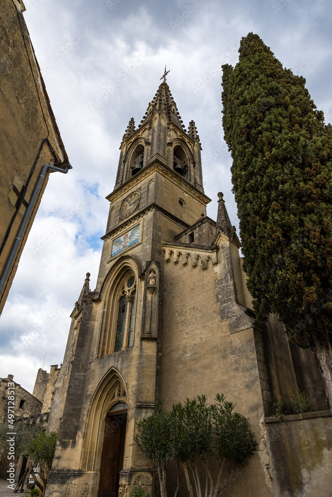 Clocher de l'Église Saint-Roch d'Aiguèze par temps nuagueux (Occitanie, France)
