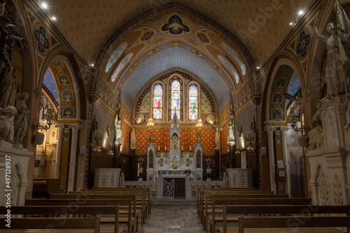 Intérieur de l'Église Saint-Roch d'Aiguèze entièrement peint (Occitanie, France) photo