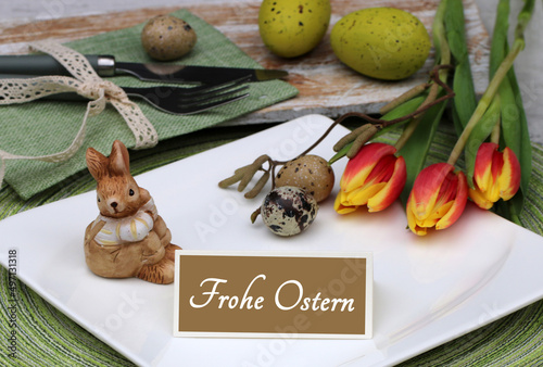 Festliche Ostertafel mit dem Text frohe Ostern auf einer Tischkarte.