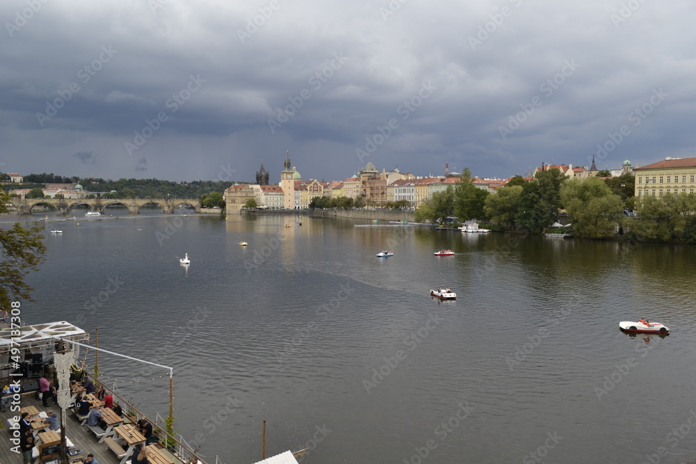 Wełtawa w Pradze w pochmurny dzień, Czechy - obrazy, fototapety, plakaty 