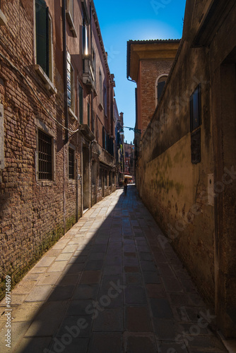 VENICE, ITALY - August 27, 2021: View of narrow and historic alley in the center of Venice © Eduardo Frederiksen