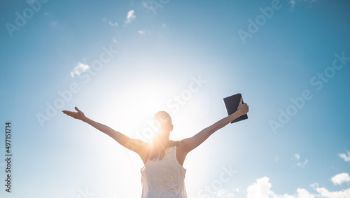 Foto Strong, happy motivated woman holding bible