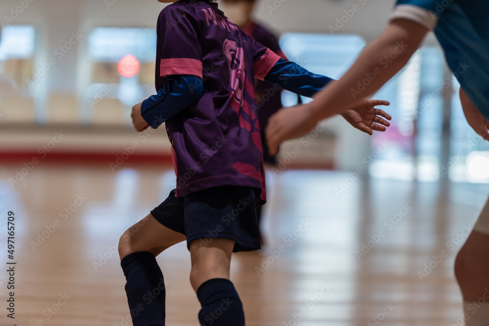 Naklejka premium a player escapes her opponent dribble in a regional game