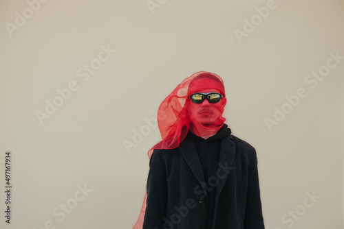 Foto Superhero man with red mask and sunglasses fashion fighter