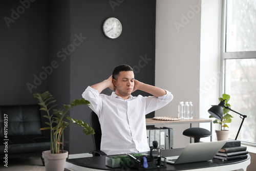 Worried young businessman s...