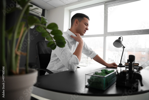 Worried young businessman w...