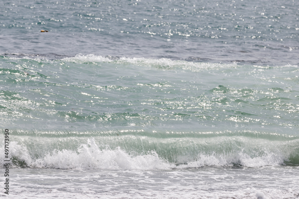 Fototapeta premium 砂浜に押し寄せる波