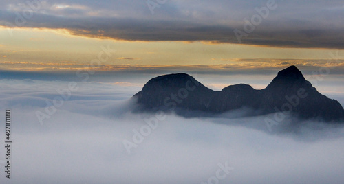 Billede på lærred Pico Paraná ao nascer do sol entre nuvens como se fosse uma ilha