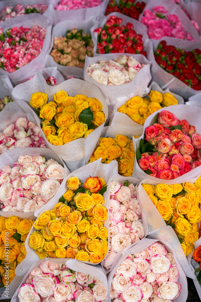 Selling roses and roses of various colors for sale in a flower shop