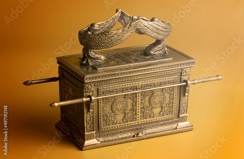 Canvastavla Ark of the Covenant on a Dramatic Gold Background