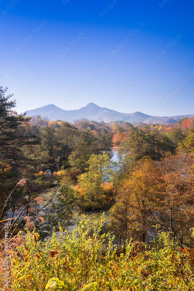 紅葉の中瀬沼と磐梯山
