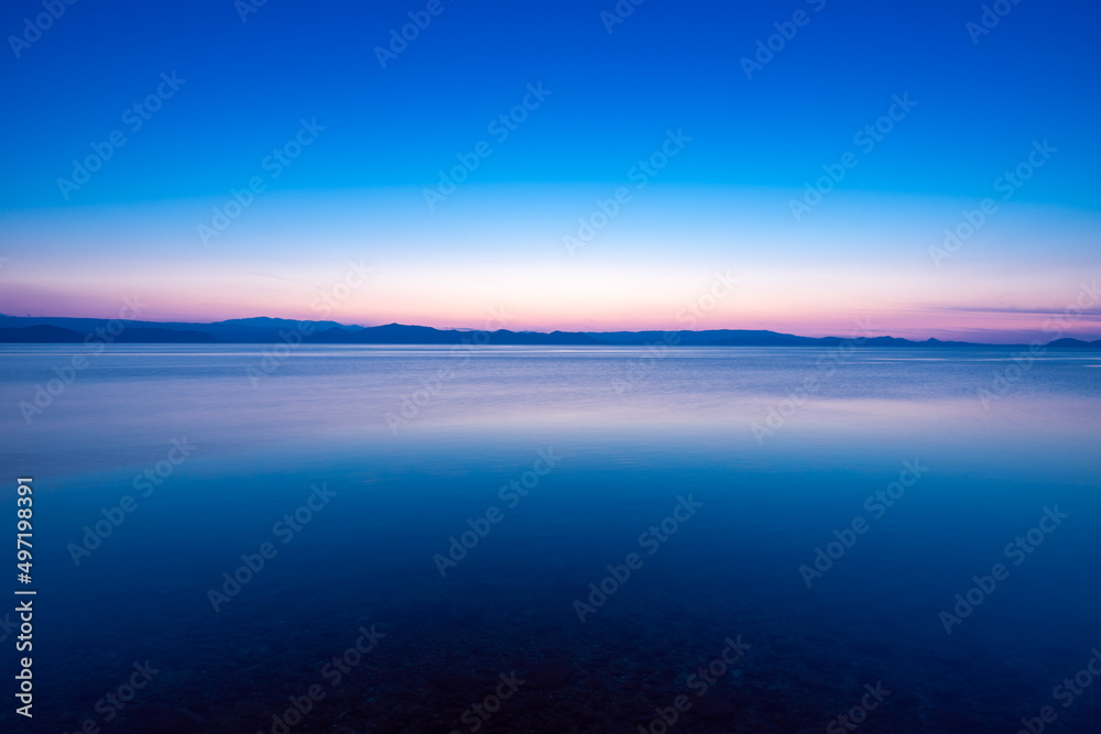 猪苗代湖の夕景と会津若松の山々