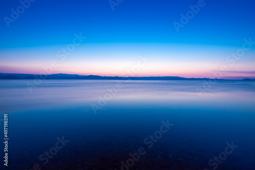 猪苗代湖の夕景と会津若松の山々 © kiyo