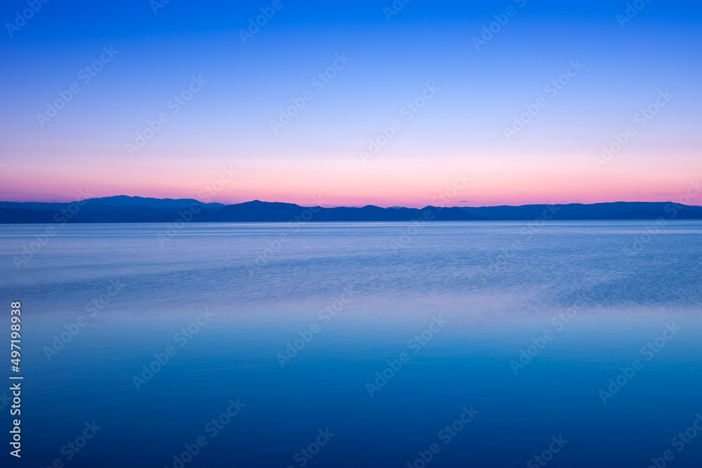猪苗代湖の夕景と会津若松の山々

