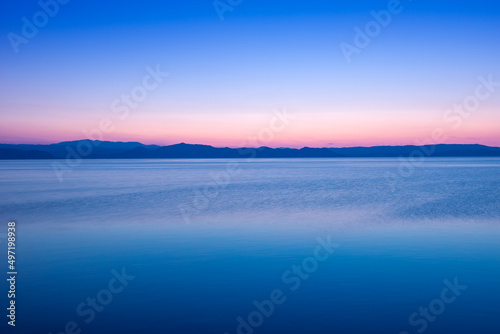 猪苗代湖の夕景と会津若松の山々 