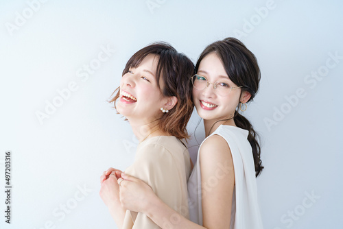 Foto 笑顔で並ぶ若い女性2人