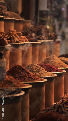 Orientalische Gewürze auf dem Markt in Dubai