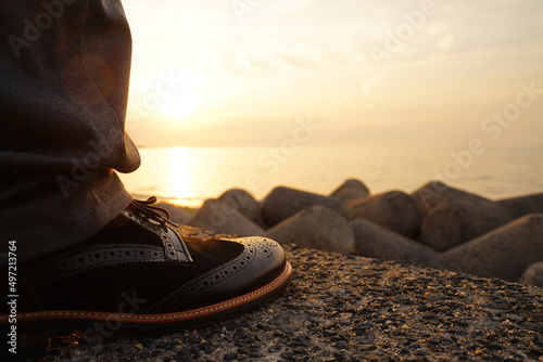 防波堤に立っている男性の足  photo