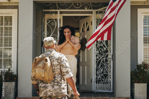 Army soldier surprising his wife with his homecoming photo