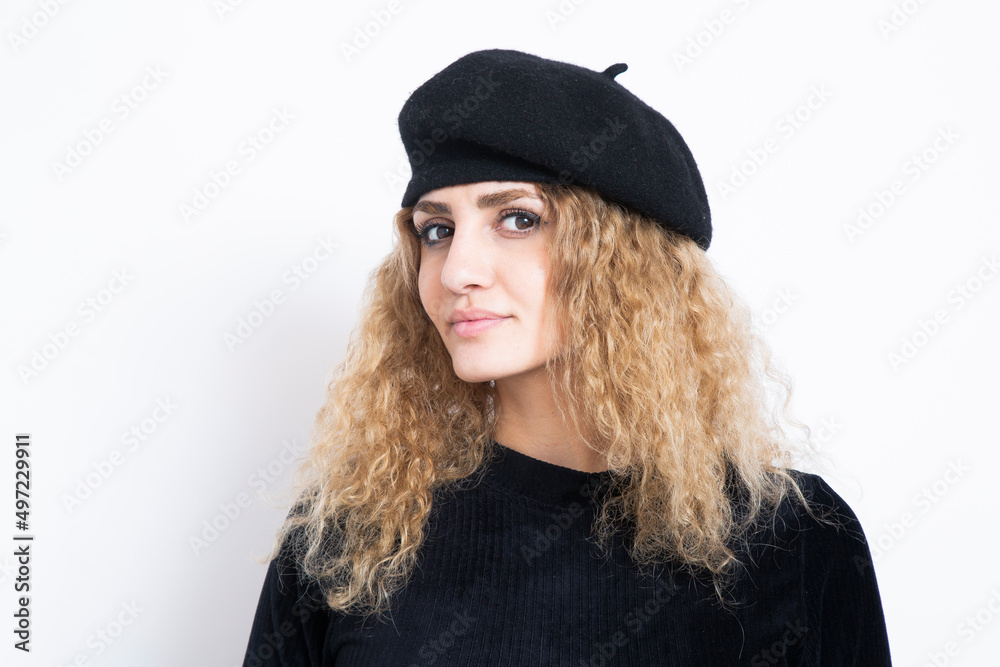 Hünsche junge Frau mit roten Locken, einem schwarzen Kleid und einem schwarzen Béret. Eine junge Künstlein. Hünsche junge Frau mit roten Locken, einem schwarzen Kleid und einem schwarzen Béret. Eine junge Künstlein.