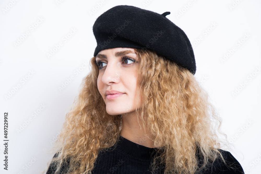 Hünsche junge Frau mit roten Locken, einem schwarzen Kleid und einem schwarzen Béret. Eine junge Künstlein. Hünsche junge Frau mit roten Locken, einem schwarzen Kleid und einem schwarzen Béret. Eine junge Künstlein.