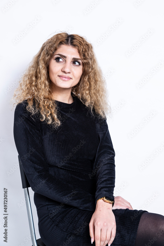 Hünsche junge Frau mit roten Locken, einem schwarzen Kleid und einem schwarzen Béret. Eine junge Künstlein. Hünsche junge Frau mit roten Locken, einem schwarzen Kleid und einem schwarzen Béret. Eine junge Künstlein.