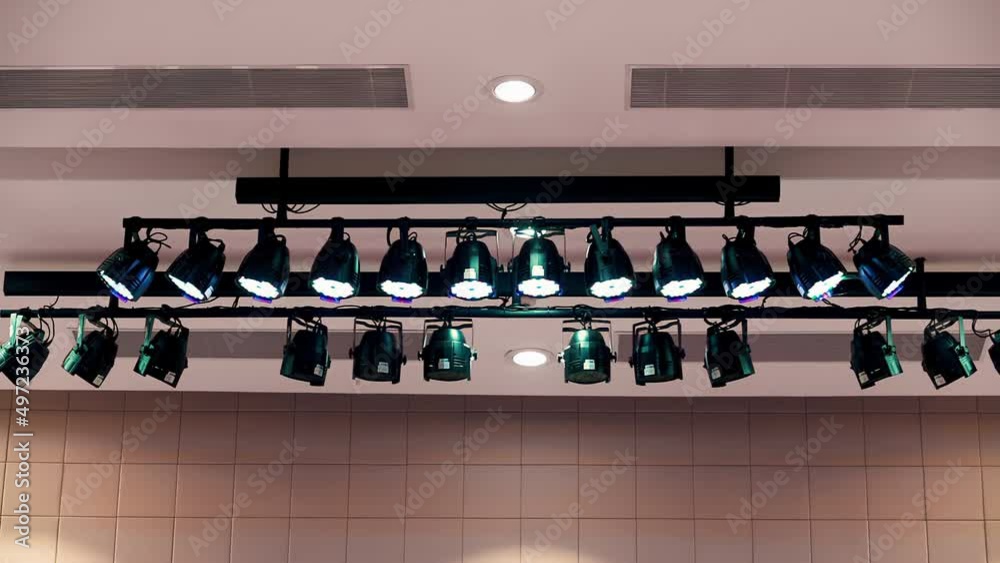 Stage lighting, par light, two video clips, two views_scale
