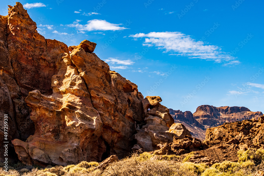 Paisaje con formaciones geológicas y nubes en el Parque Nacional del Teide, isla de Tenerife