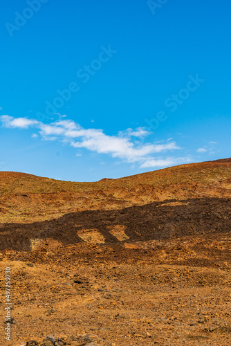 Paisaje con formaciones geológicas y nubes en el Parque Nacional del Teide, isla de Tenerife