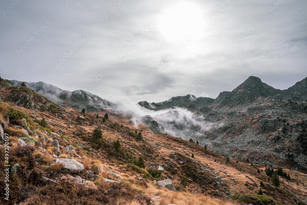 Naklejka premium Pass between two mountains with the mist sliding