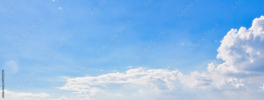Fototapeta premium 夏を感じる青空と曇り空